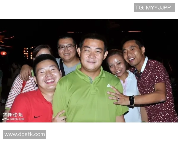 足球加油牌创意设计分享助力球队激情瞬间展现团结与奋斗精神