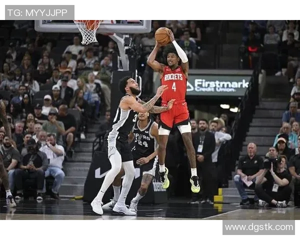 范乔丹爆发砍下26分库里状态低迷火箭成功击退勇士总比分领先 范乔丹爆发砍下26分库里状态低迷火箭成功击退勇士总比分领先